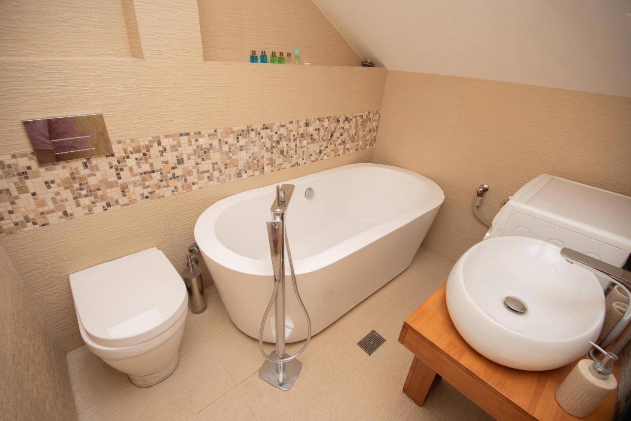 Luxury 4 Bedroom Apartment #1 In The City Center Of Tbilisi Esterno foto